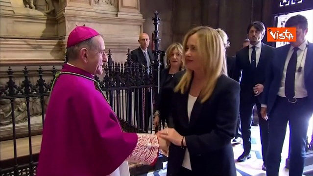 Meloni arriva al Duomo per il funerale di Silvio Berlusconi, accolta dalla folla con un applauso
