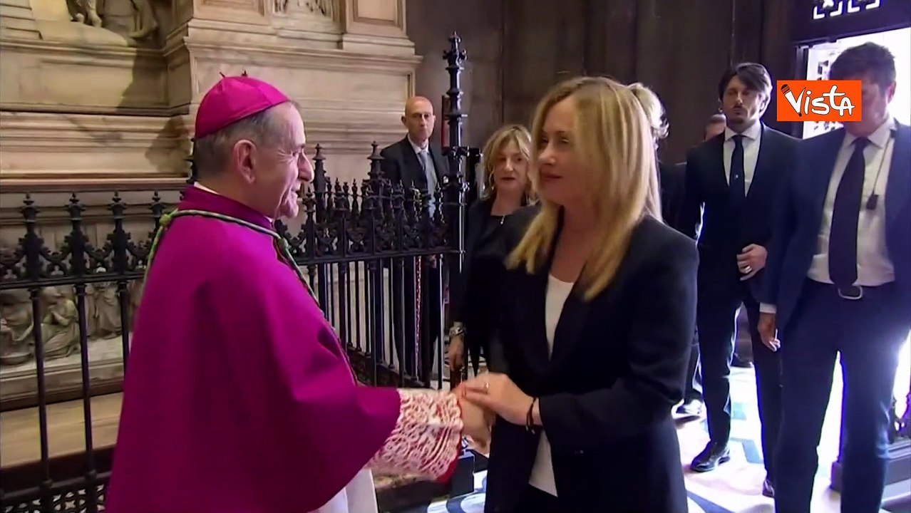 Meloni arriva al Duomo per il funerale di Silvio Berlusconi, accolta dalla folla con un applauso