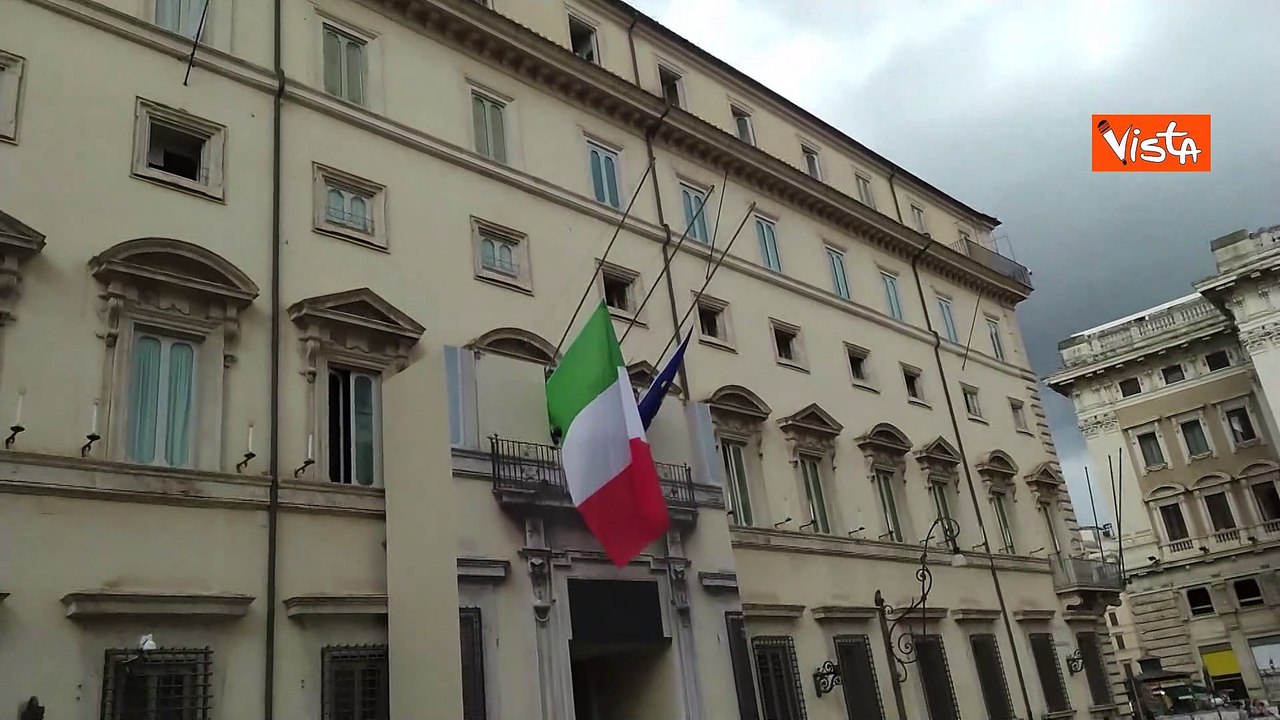 Bandiere a mezz'asta a palazzo Chigi e a Montecitorio per omaggiare Silvio Berlusconi