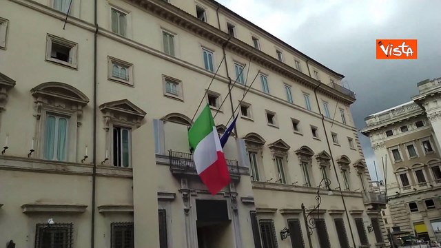 Bandiere a mezz'asta a palazzo Chigi e a Montecitorio per omaggiare Silvio Berlusconi