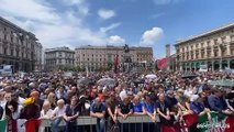 Funerali Berlusconi, parte feretro da Arcore, applauso in piazza Duomo