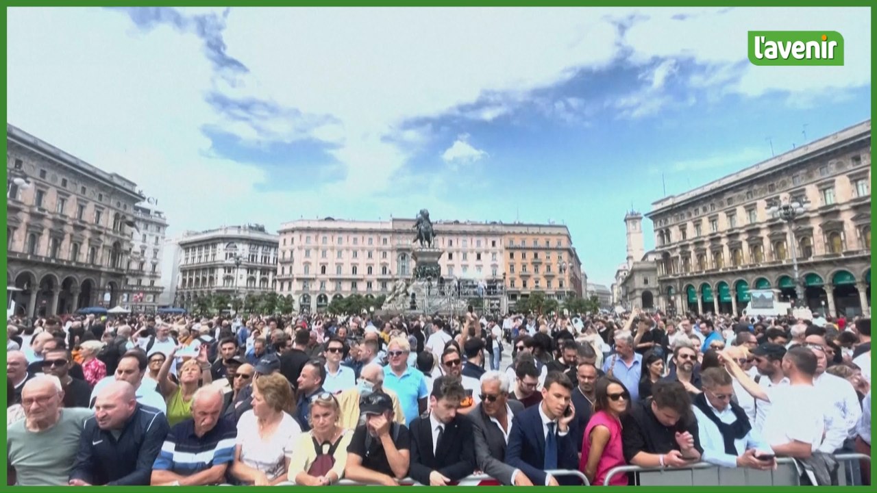 "Un dernier adieu": à Milan, les admirateurs de Berlusconi affluent pour ses funérailles