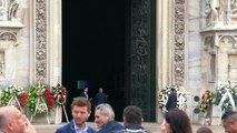 Funerali Berlusconi, i preparativi in piazza Duomo: esposte 15 corone di fiori sul sagrato