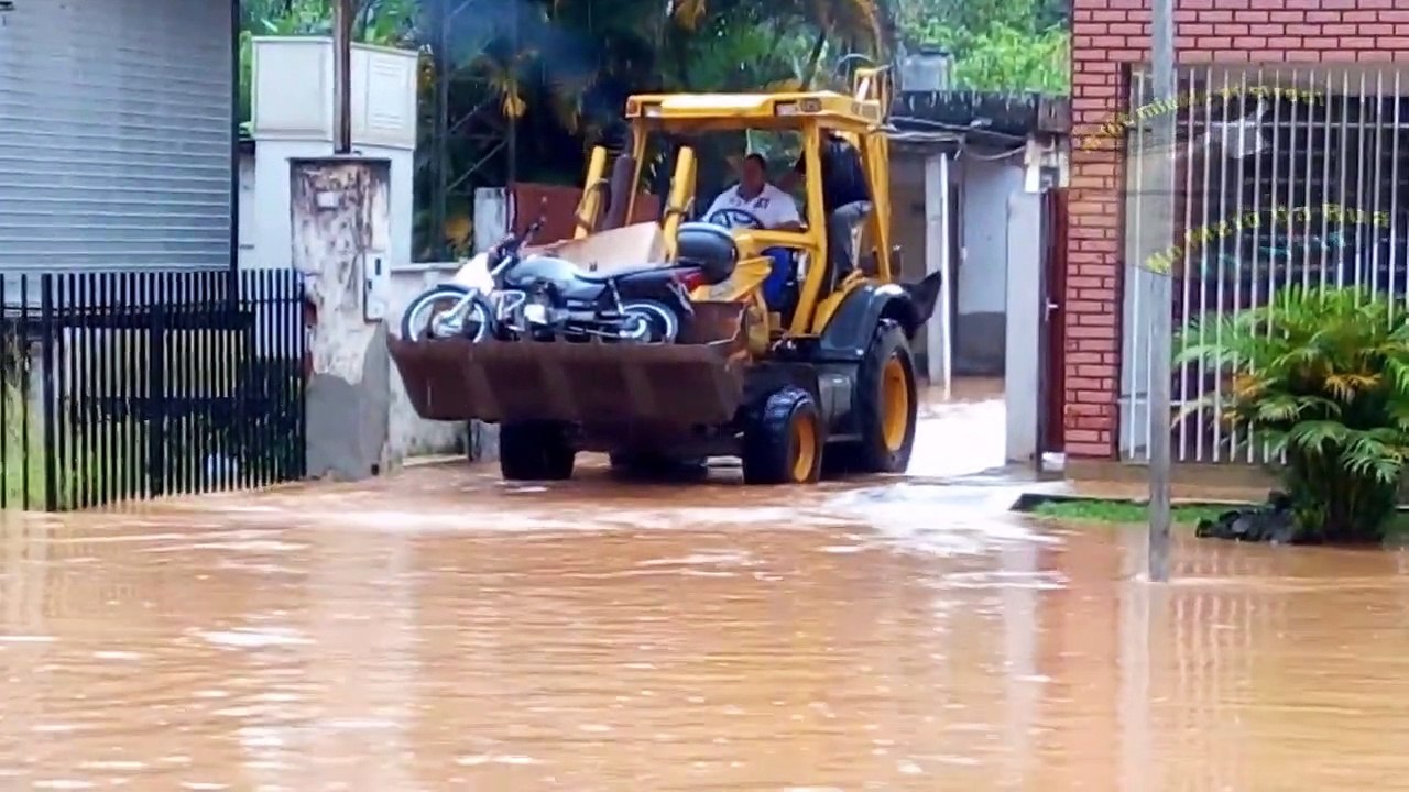 Assustei na BR-040: Ao passar por Ewbank da Camara totalmente inundada