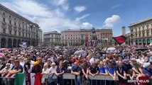 Funerali Berlusconi, parte feretro da Arcore, applauso in piazza Duomo