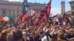 Funerali Berlusconi, applausi e cori in piazza dopo l'ingresso del feretro