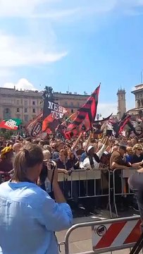 Funerali Berlusconi, applausi e cori in piazza dopo l'ingresso del feretro