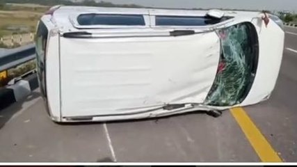 उन्नाव: अनियंत्रित कार डिवाइडर से टकरा कर पलटी, मची चीख - पुकार