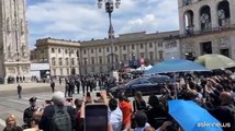 L'arrivo tra gli applausi del feretro di Berlusconi in piazza Duomo