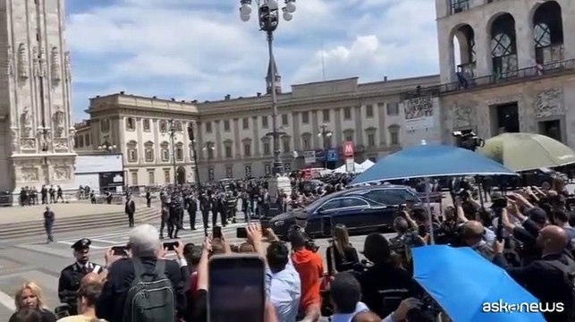 L'arrivo tra gli applausi del feretro di Berlusconi in piazza Duomo