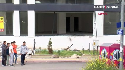 Kaldırıma çarpıp havalanan otomobil, binada asılı kaldı