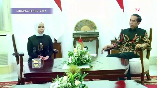 Momen Jokowi Sigap Membetulkan Posisi Microphone Putri Ariani