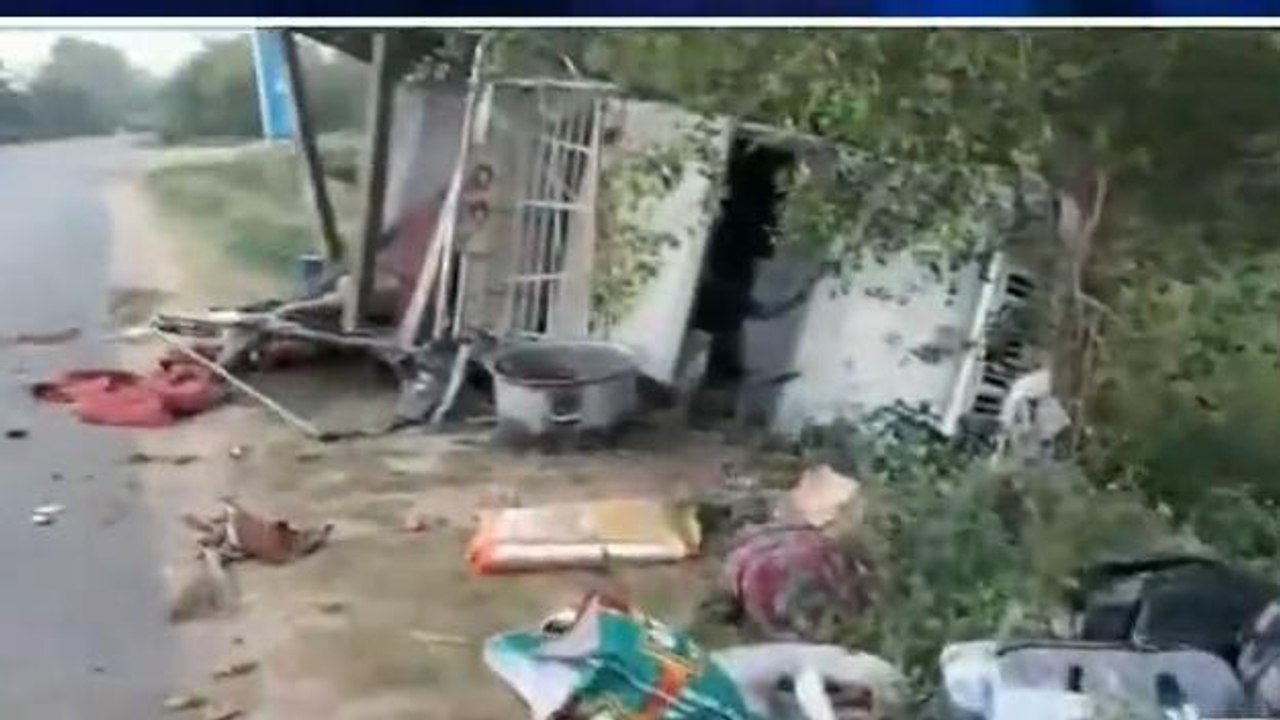 यूपी में बड़ा हादसा, हाईवे एक्सीडेंट में दो की मौत, 20 घायल