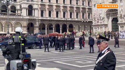 L'arrivo dell’auto con a bordo il feretro di Silvio Berlusconi