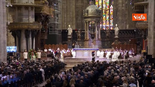 Monsignor Delpini durante l'omelia ai funerali di Berlusconi: Essere contento e amare le feste