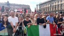 Il feretro di Berlusconi sul sagrato dopo l'uscita dal Duomo, cori e applausi