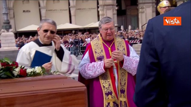 Berlusconi uno di noi , il coro dei tifosi del Milan in Piazza Duomo al termine del funerale
