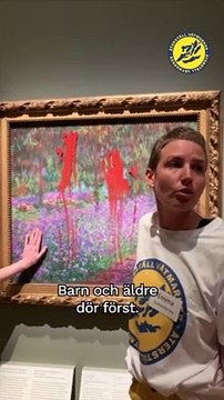 Deux militantes écologistes étalent de la peinture rouge sur la vitrine protégeant un tableau de Claude Monet, avant d'y coller leurs mains, au musée national de Stockholm