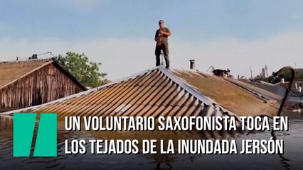Un voluntario saxofonista toca en los tejados de la inundada Jersón