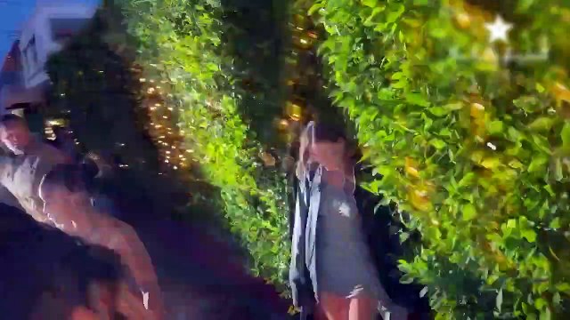 Kendall Jenner akşam arkadaşları ile akşam yemeğine sutyensiz elbisesi ile katıldı