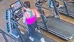 Cette femme fait une chute spectaculaire d'un tapis de course à la salle de sport et perd son legging !