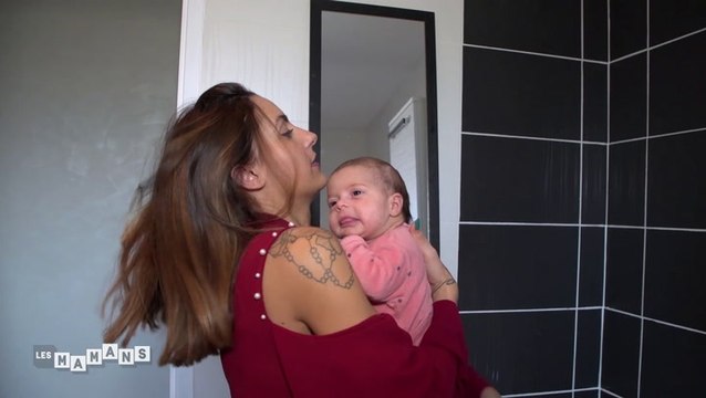 Série : “Les Mamans” : Justine donne le bain aux jumelles