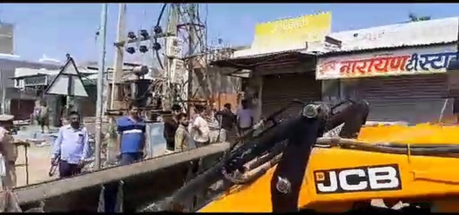 दुकानों के छप्पर पर चला पीला पंजा