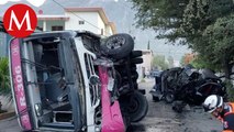 Reportan 60 personas lesionadas tras la volcadura de un camión en Santa Catarina, NL
