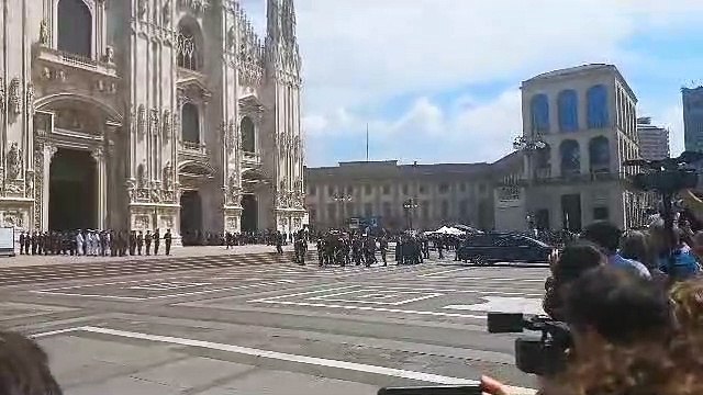 Silvio Berlusconi, l'arrivo del feretro in Duomo a Milano