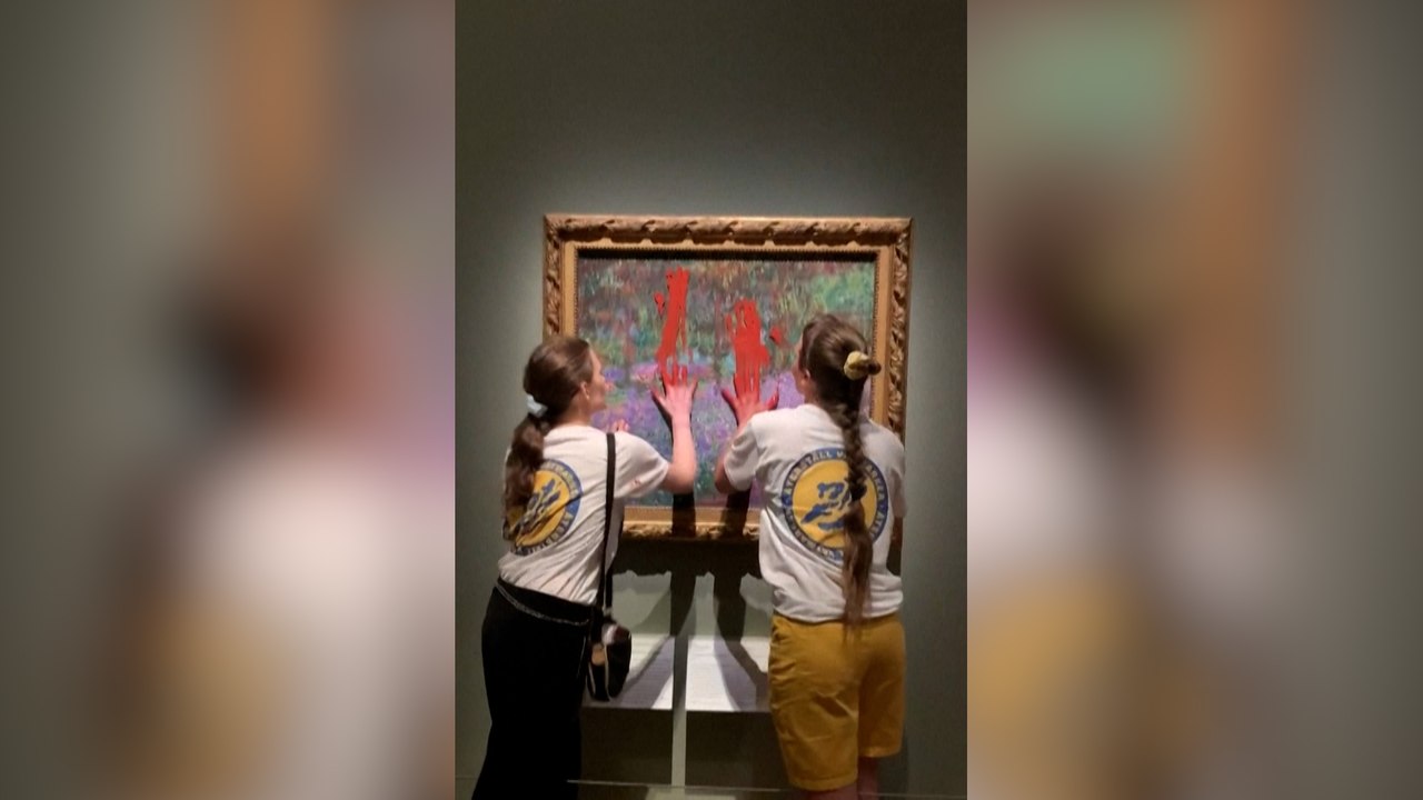 Suède : des militantes écologistes badigeonnent de peinture un tableau de Monet