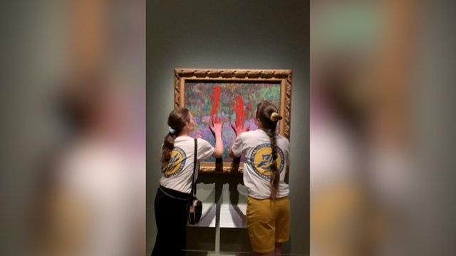 Suède : des militantes écologistes badigeonnent de peinture un tableau de Monet