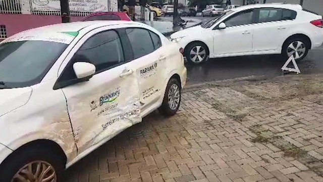 Etios e Cronos se envolvem em acidente no Parque São Paulo