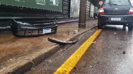 Forte colisão entre Agile e caminhonete é registrada no Centro