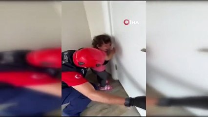Kapıya sıkışan minik kızın imdadına itfaiyeci ağabeyleri yetişti