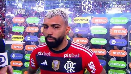 Apesar de eu não gosta de futebol mas esse jogador detonou a Globo lixo