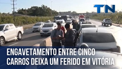Engavetamento entre cinco veículos deixa um ferido em Vitória