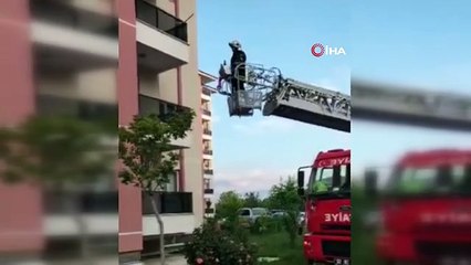 Cam balkona sıkışan güvercin kurtarıldı