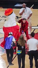 Mascote de time de basquete é hospitalizado após brincadeira com Conor McGregor