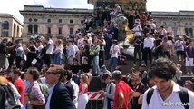 I funerali di Berlusconi seguiti in silenzio in piazza Duomo