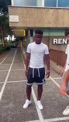 Mikayil Faye, nuevo fichaje del Barça, se toma fotos con unos hinchas culés / REDES