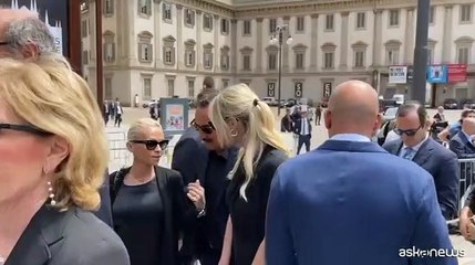 Ai funerali di Berlusconi migliaia in piazza fra vip e gente comune