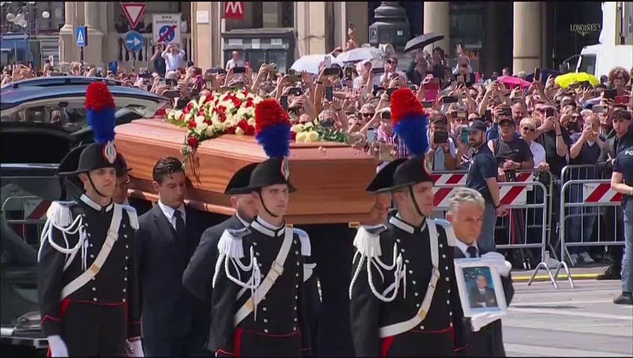 Milhares de pessoas prestam sua última homenagem a Berlusconi