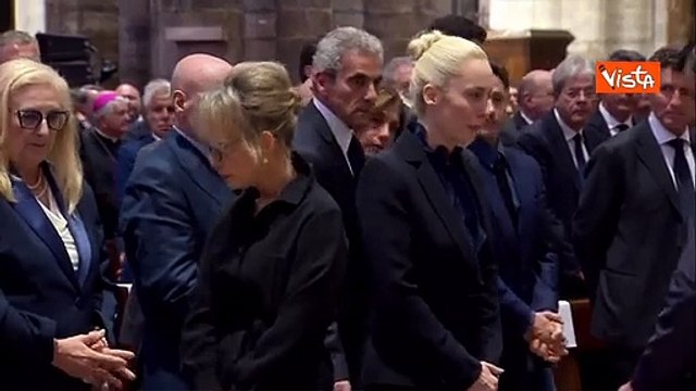 Maria De Filippi bacia Pier Silvio, poi si siede con Silvia Toffanin