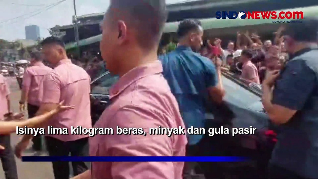 Disambut Histeris! Presiden Jokowi Bagi-Bagi Sembako dan Kaos di Menteng Pulo