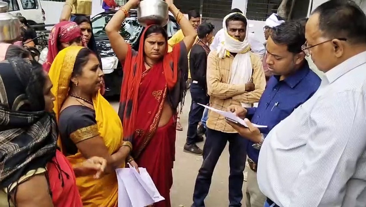 पानी के बर्तन लेकर पहुंचीं ग्रामीण महिलाएं