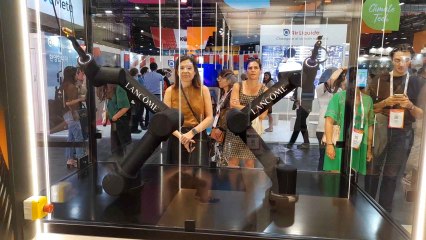 La solución tecnológica de belleza inclusiva HAPTA de Lancôme está diseñada para permitir que personas con limitaciones físicas puedan maquillarse.