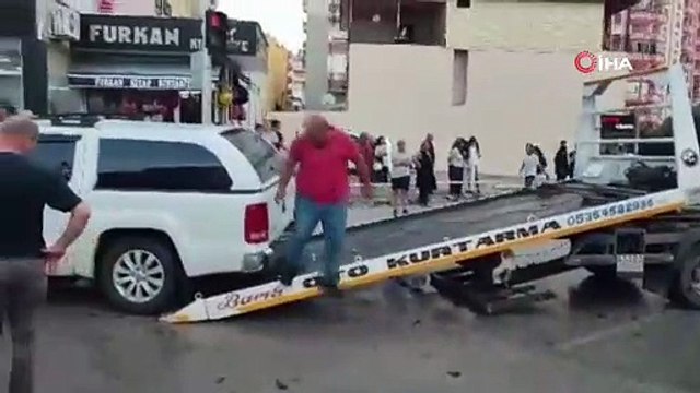 Adana'da kavşakta kaza: 3 araç hasar gördü, 2 sürücü yaralandı