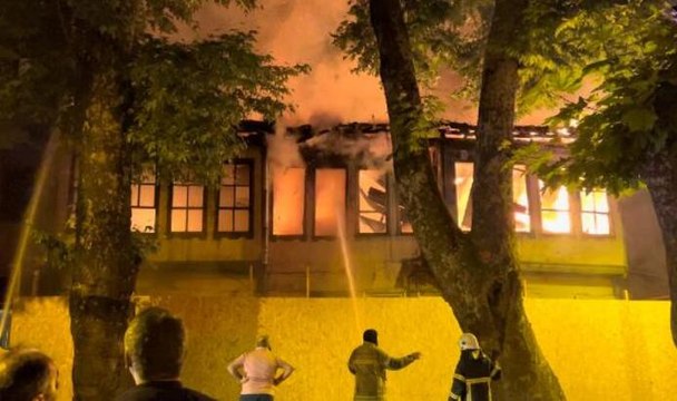 Bursa'da 2 katlı ahşap bina alev alev yandı