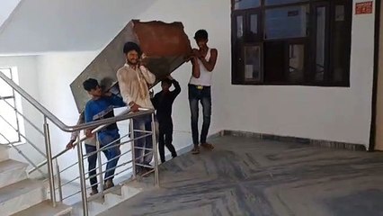 Скачать видео: मिनी सचिवालय : एक चूक ले सकती है जान...देखें वीडियो