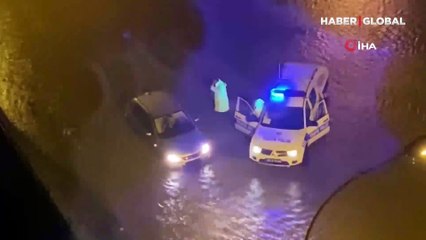 Göle dönen yolda aracı ile mahsur kaldı! Son anda imdadına yetiştiler